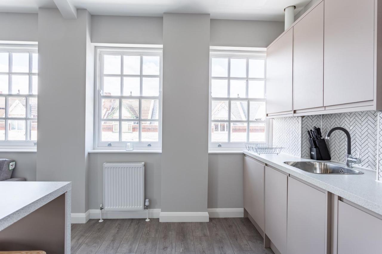2 Bedroom Apartments With Sofa Bed In Southend Екстериор снимка